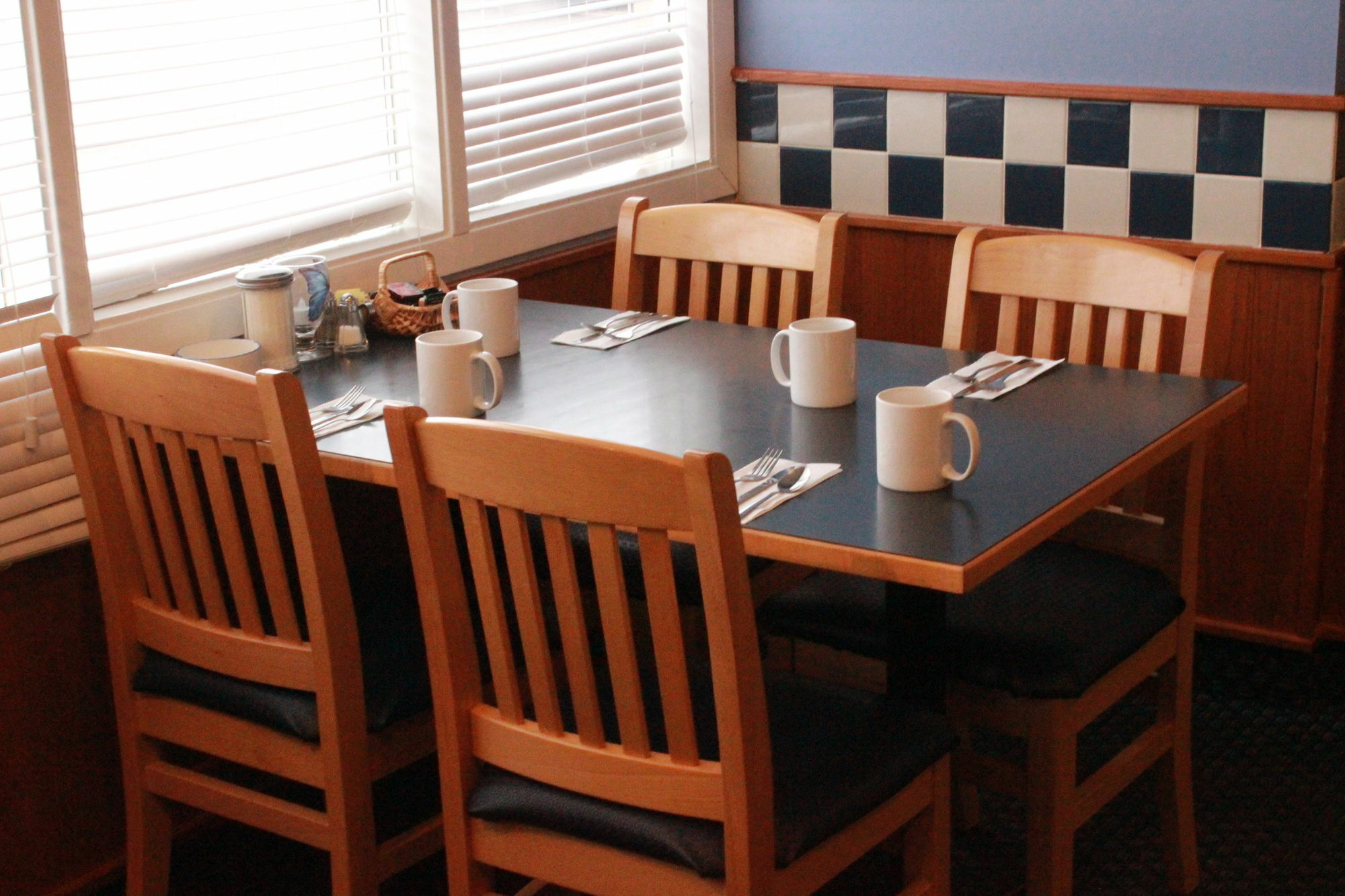 Econo Lodge *